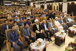 مسابقات قرآن و نهج البلاغه کارکنان و فرزندان شرکت گاز استان آذربایجان شرقی به کار خود پایان داد  بیست و ششمین دوره مسابقات قرآن و نهج‌البلاغه ویژه فرزندان و شانزدهمین مسابقات قرآن کارکنان و همسران با برگزاری رقابت شرکت کنندگان طی دو  روز اخیر ، ظهر امروز، ۲ خرداد با حضور مدیرعامل و اعضای هیئت مدیره شرکت گاز استان و ناظر دارالقرآن کریم شرکت ملی گاز ایران به کار خود پایان داد. به گزارش روابط عمومی شرکت گاز استان آذربایجان شرقی، رئیس روابط عمومی شرکت ضمن ابراز خرسندی از برگزاری باشکوه رویدادهای فرهنگی و قرآنی در شرکت گاز استان گفت: این دور از رقابت های قرآنی با حضور ۵۸۲ شرکت کننده در رشته های مختلف قرآن و نهج‌البلاغه ویژه فرزندان و بزرگسالان به اتمام رسیده است. وحید رضازاده آذری افزود: آنچه برای ما در برگزاری این‌گونه محافل اهمیت دارد این است که افزون بر کار پسندیده و خداپسندانه، فرهنگ قرآن و قرائت آن از طریق برگزاری مسابقات قرآنی در بین خانواده بزرگ شرکت گاز استان ترویج یابد. رضازاده تمسک به قرآن را مهم ترین راه نجات بشر در جامعه امروزی دانست و تصریح کرد: در برگزاری این دور از مسابقات تلاش شده از تمامی ظرفیت ها و برنامه های فرهنگی برای مشارکت بیشتر خانواده ها و فرزندان استفاده شود تا با حضور بیشتر در جلسات و مسابقات قرآنی زمینه انس با کتاب آسمانی و هدایتگر انسان بیشتر فراهم شود. وی اظهار کرد: تقدیر ازمقام آوران مرحله نهایی مسابقات صنعت نفت، برگزاری نمایشگاه مهدویت ، فروش کتاب با ۵۰ درصد تخفیف، برگزاری  نمایشگاه عکس نماز در خانه ما و فراهم ساختن فضای شاد برای خردسالان از طریق نقاشی و.. از برنامه‌های جنبی این نمایشگاه بود. لازم به ذکر است این مسابقات در رشته های صحیح خوانی،قرائت 